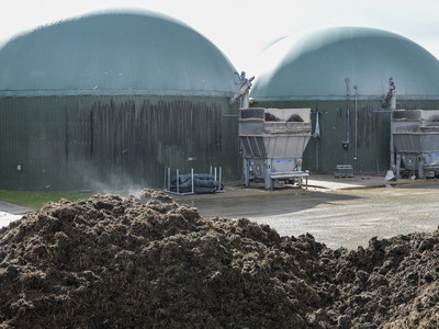 Biogasanlage mit Dosierer (© Joerg Boethling, Hamburg, Germany)